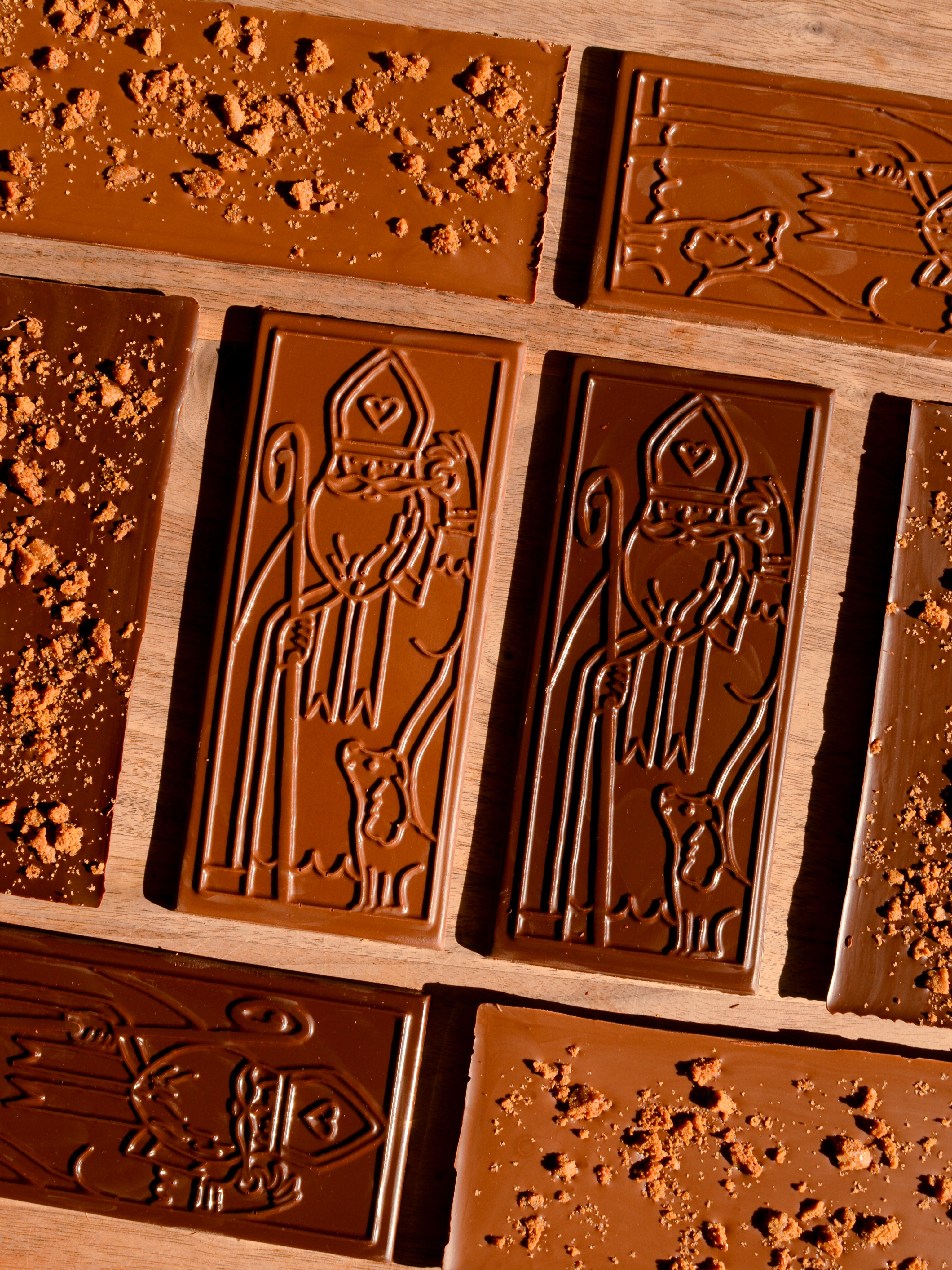 Saint-Nicolas croquant et ses pralines