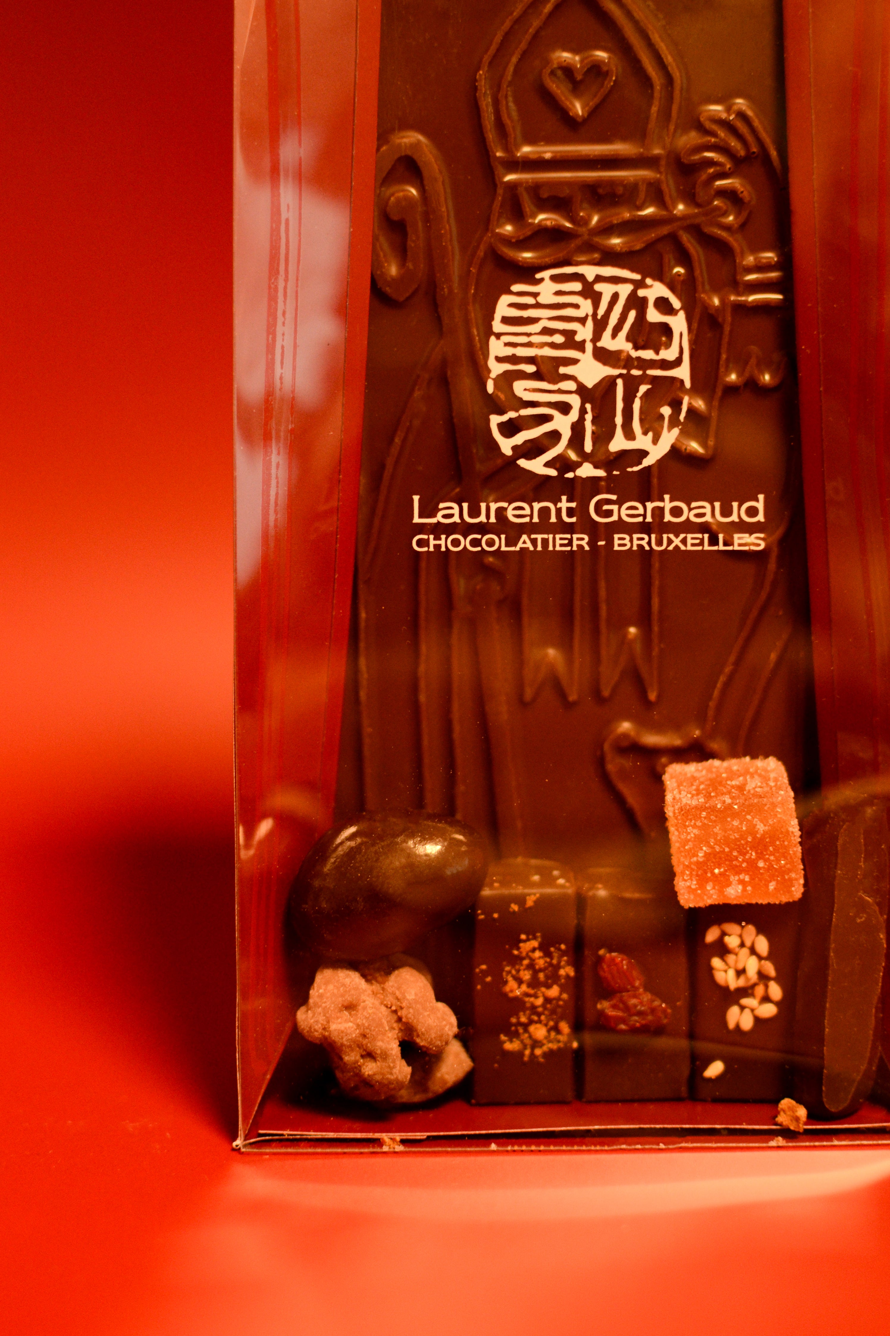 Saint-Nicolas croquant et ses pralines